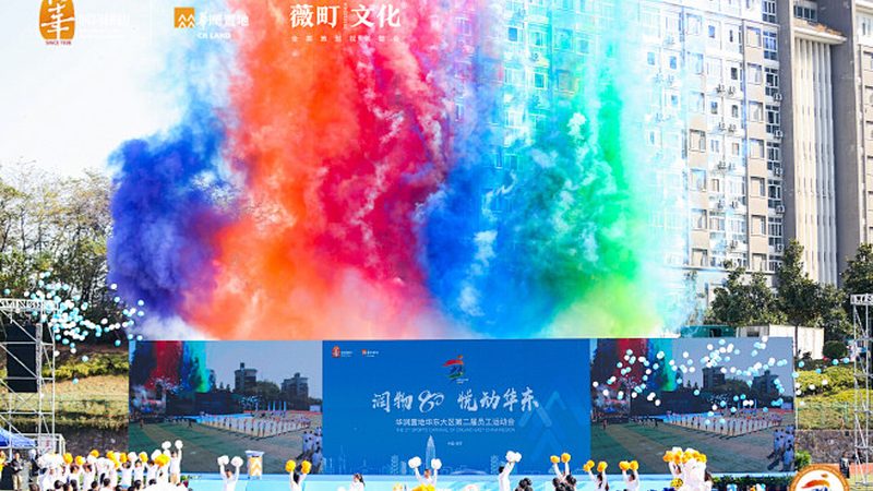 在选择线上会议策划团队时，首先要关注团队的资质。以下是一些重要的信任锚点：
